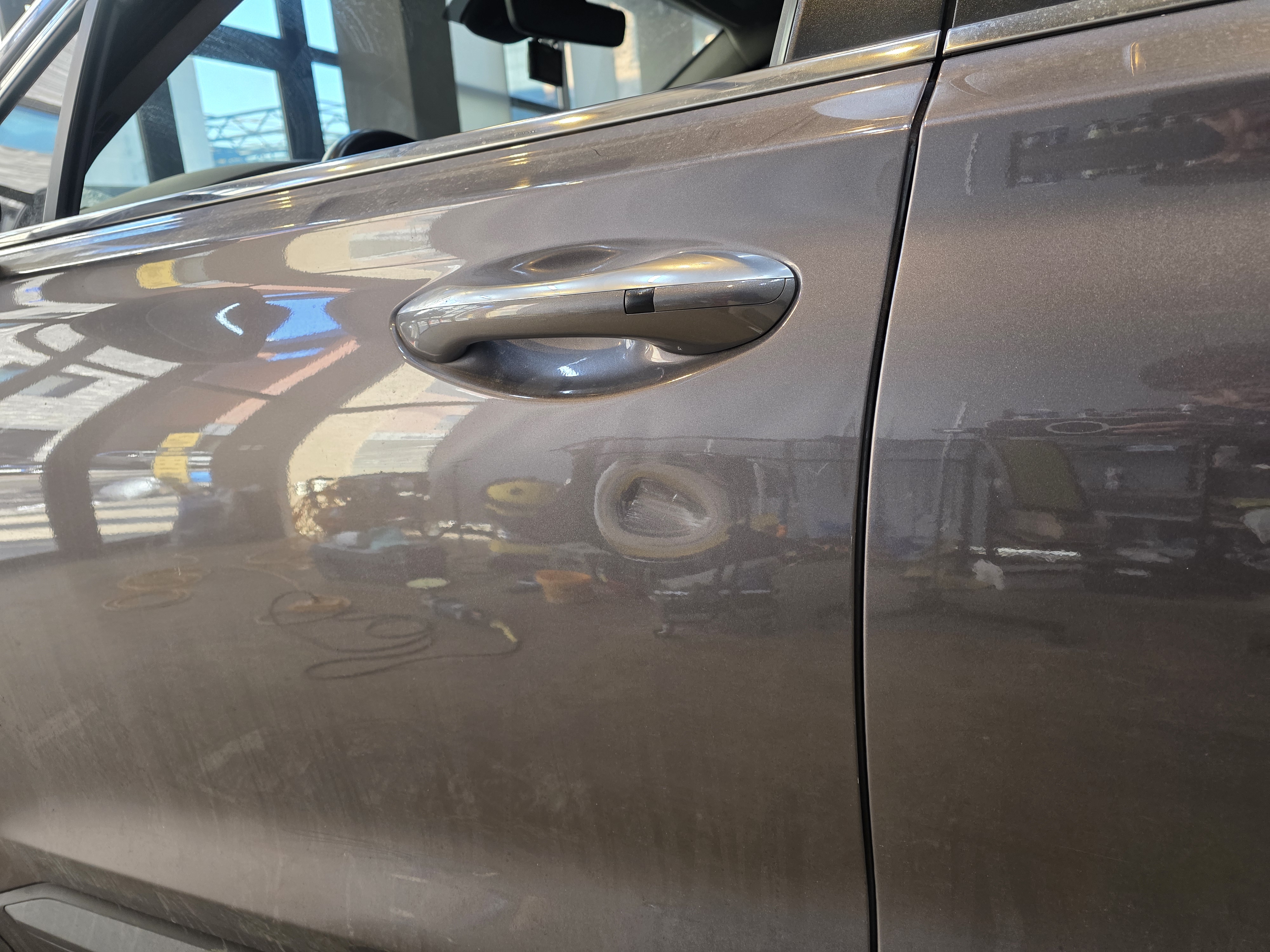 덴트복원 시공 전 차량 도어의 찌그러짐